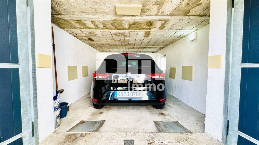 Ein- bis Zweifamilienhaus mit 2 Terrassen, Garage und angelegtem Gartenbereich - Garage